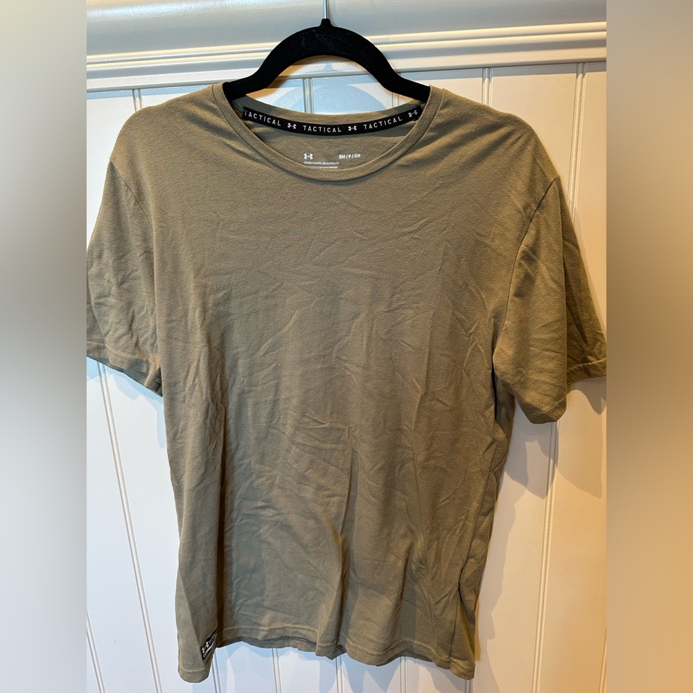 UNDER ARMOUR Mens Size Small Khaki Brown Short Sleeve Tee Shirt.